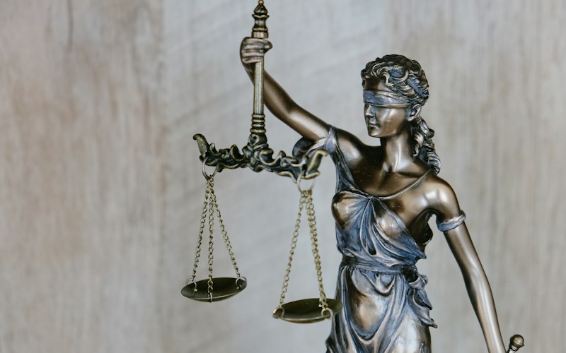 Justitia-Statue mit Waage als Symbol für Recht und Verjährungsfristen
