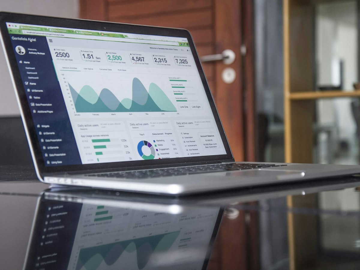 Laptop mit Dashboard und Diagrammen – Reporting im Mandantenportal