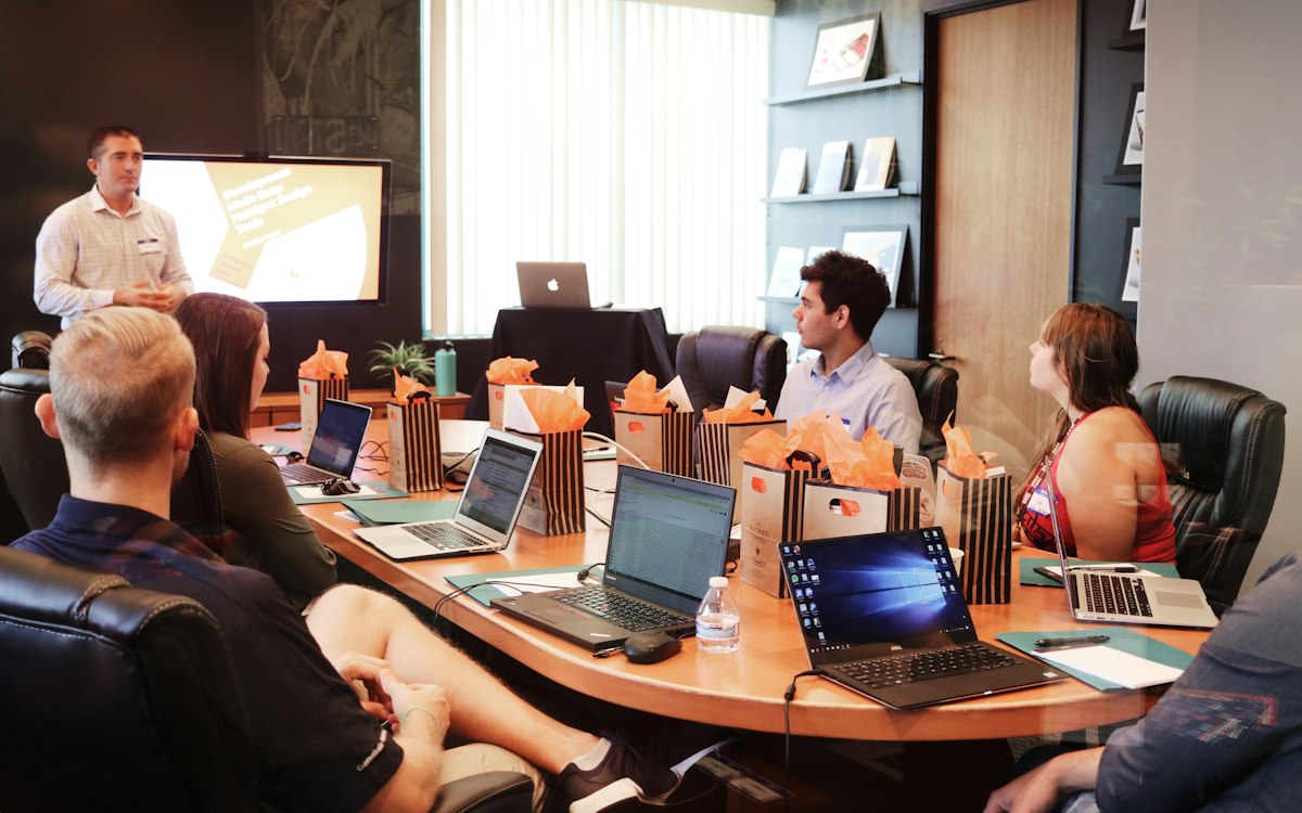 Besprechung in einem Konferenzraum mit Laptops und Präsentation