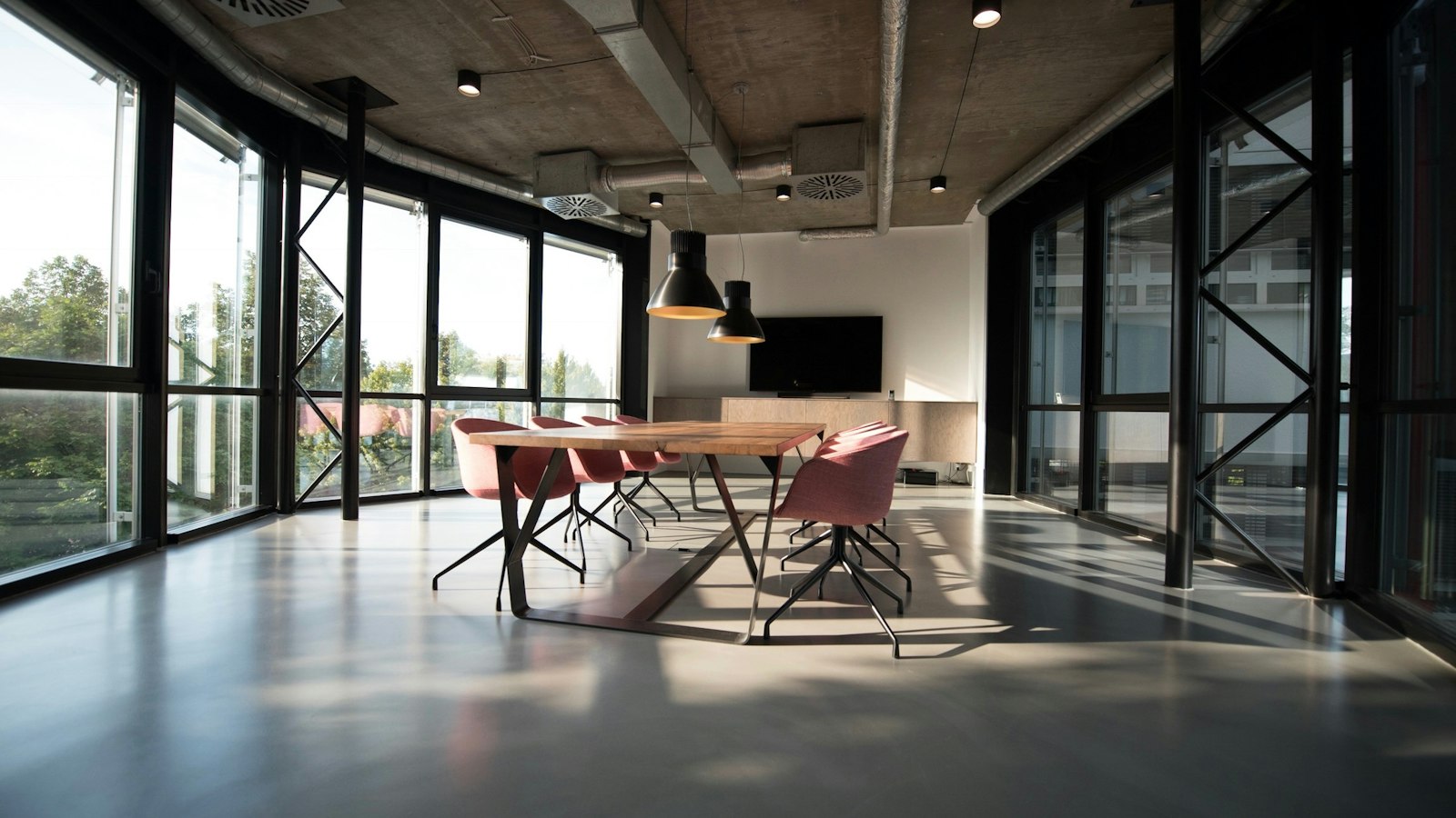 Helles, modernes Büro mit Arbeitsplätzen – Symbolbild für professionelles Forderungsmanagement