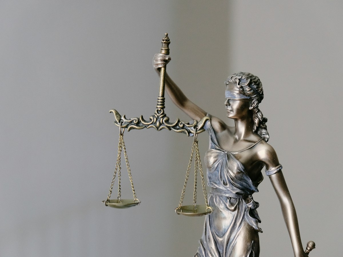 Statue der Justitia mit Waage und Augenbinde als Symbol für Recht und Durchsetzung